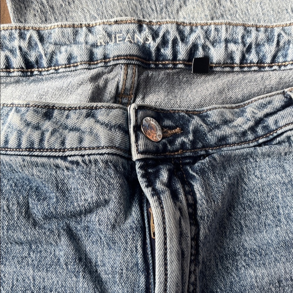 Reitmans High-Rise Light Wash Jeans – Subtle Acid Wash – Straight Leg - Picture 3 of 6